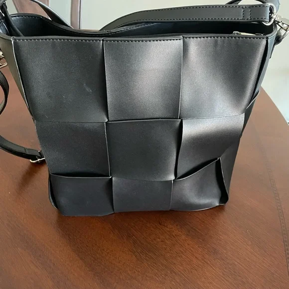 Expression NYC women’s black large wowen pattern Foux leather shoulder bag. - Picture 2 of 6